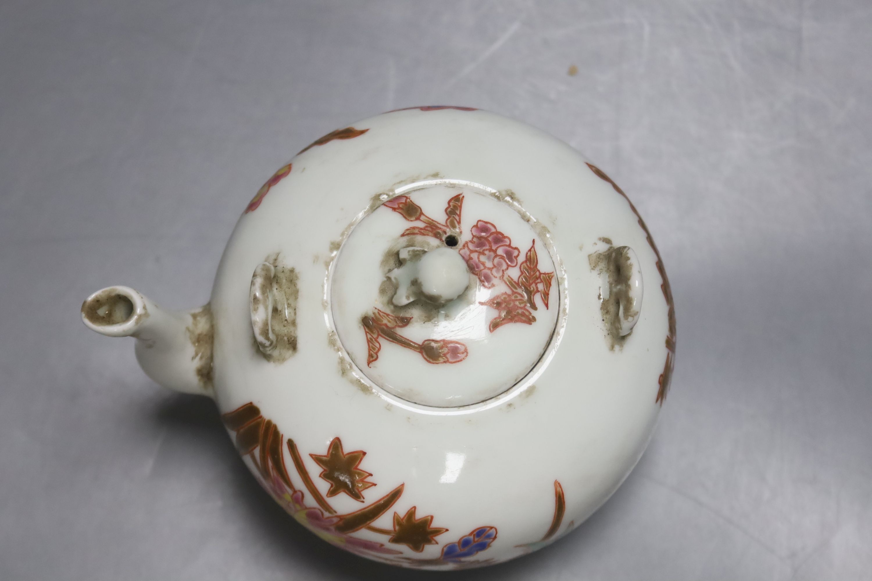 A small Chinese enamelled teapot, with cover, height 9cm